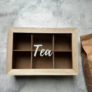 Tebox med skrift – Nordic white