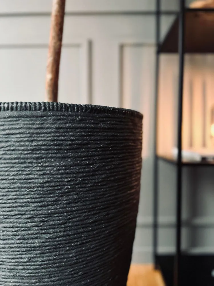 Krukke i plast - Vandret mønster - Koks H 60 cm