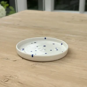 Ann-Louise Roman tallerken - små blå prikker 14 cm