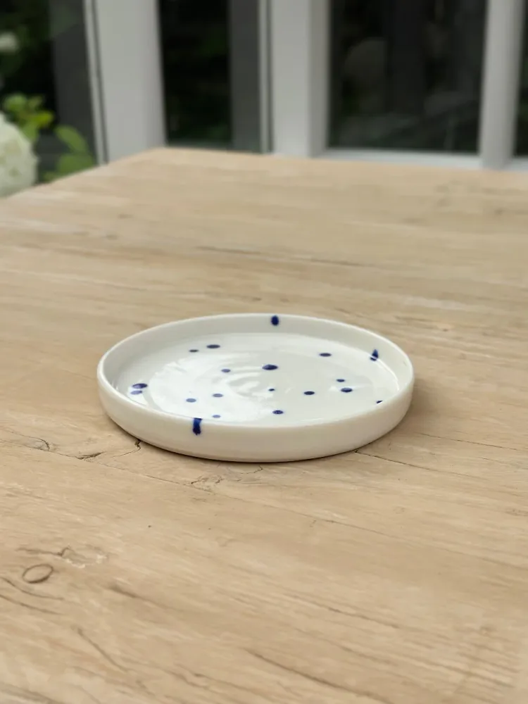 Ann-Louise Roman tallerken - små blå prikker 14 cm