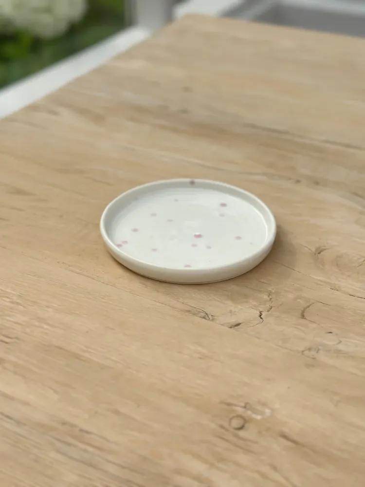 Ann-Louise Roman tallerken - små rosa prikker 14 cm