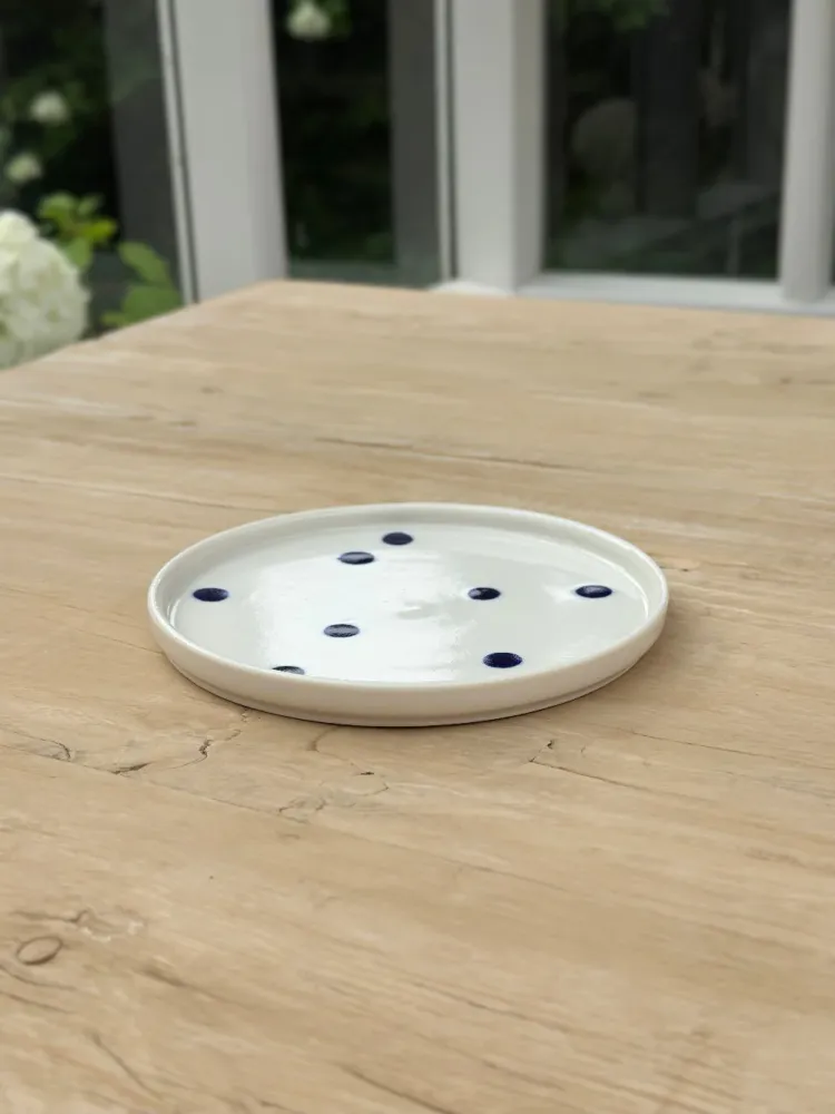 Ann-Louise Roman tallerken - store blå prikker 14 cm