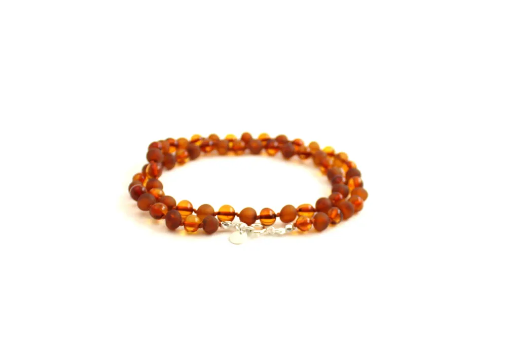 Rav halskæde med sølvlås - voksen - mat & poleret cognac - 45 cm.