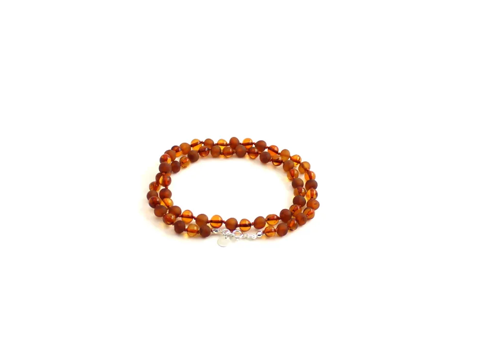 Rav halskæde med sølvlås - voksen - mat & poleret cognac - 45 cm.